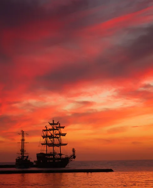 Silhouette della nave al tramonto — Foto Stock