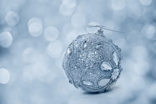 Boule de Noël sur le fond brillant — Photo