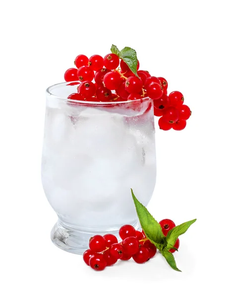 Soda con hielo y grosellas rojas sobre fondo blanco — Foto de Stock