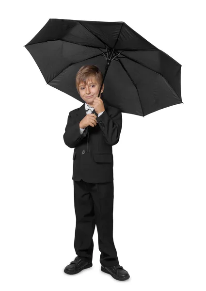 Niño con esmoquin, bajo un paraguas. Aislar sobre fondo blanco . —  Fotos de Stock