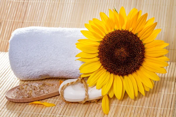 Doğal sabun, banyo tuzları ve ayçiçeği Spa arka plan. — Stok fotoğraf