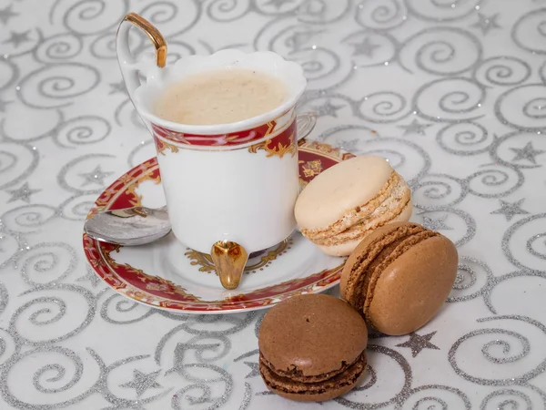 Γαλλικά μακαρόνια με ένα φλιτζάνι καφέ — Φωτογραφία Αρχείου