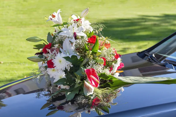 Hochzeitsauto mit einem Blumenstrauß — Stockfoto