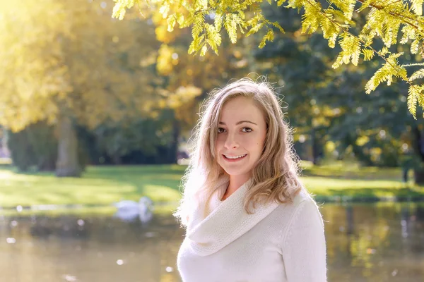 Retrato de una chica con hojas de otoño — Foto de Stock