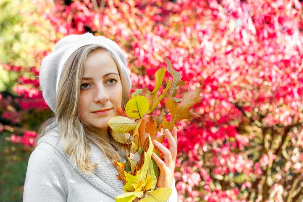 Retrato de uma menina com folhas de outono — Fotografia de Stock