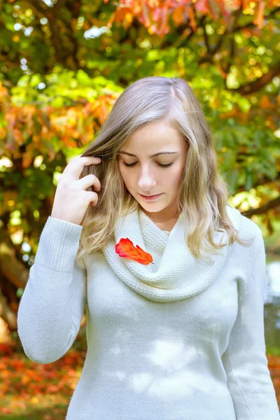 Retrato de uma menina com folhas de outono — Fotografia de Stock