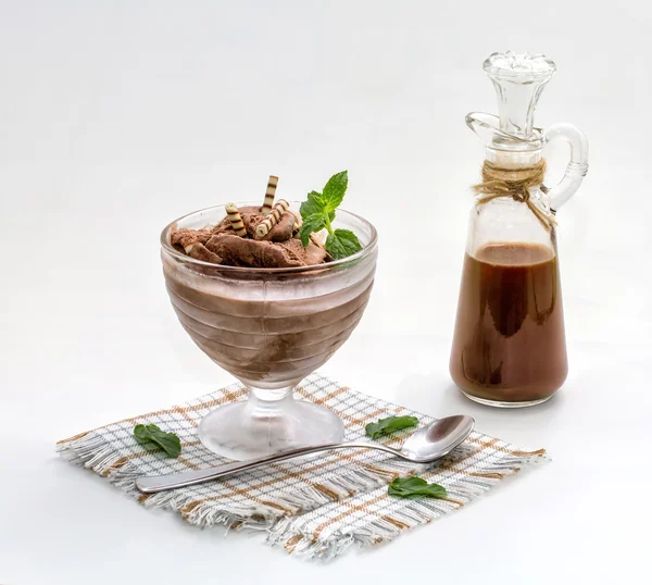 Helado de chocolate con menta —  Fotos de Stock