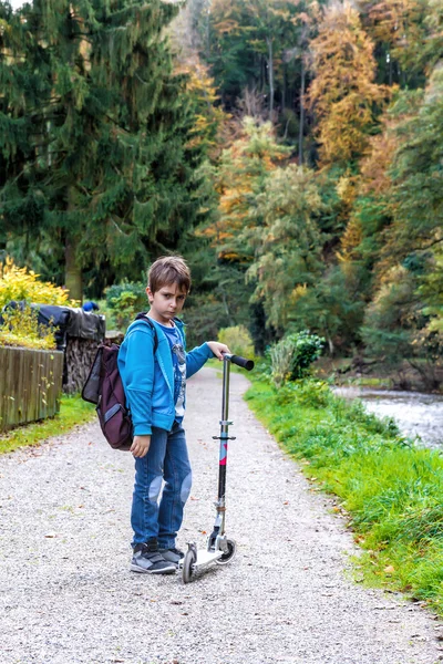 スクーターを持つ少年 — ストック写真