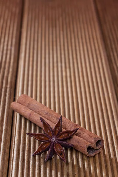 Canela con anís sobre fondo de madera — Foto de Stock