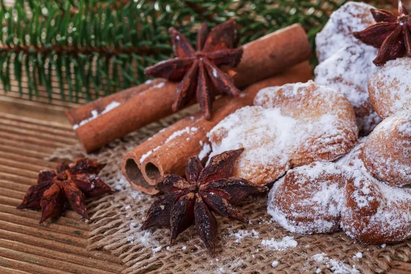 Soubory cookie s skořice a anýzu na dřevěné pozadí — Stock fotografie