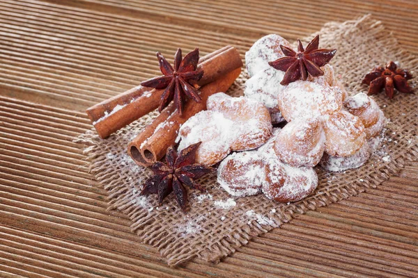 Cookies med stjärnor i anis och kanel på säckväv — Stockfoto