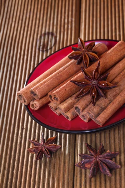 Canela con anís sobre fondo de madera — Foto de Stock