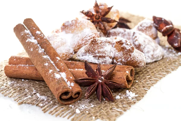 Biscuits aux étoiles d'anis et cannelle sur sac — Photo