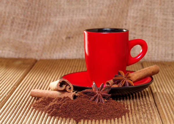Kawa w filiżance czerwony z cynamonem i anyżu gwiazd. — Zdjęcie stockowe