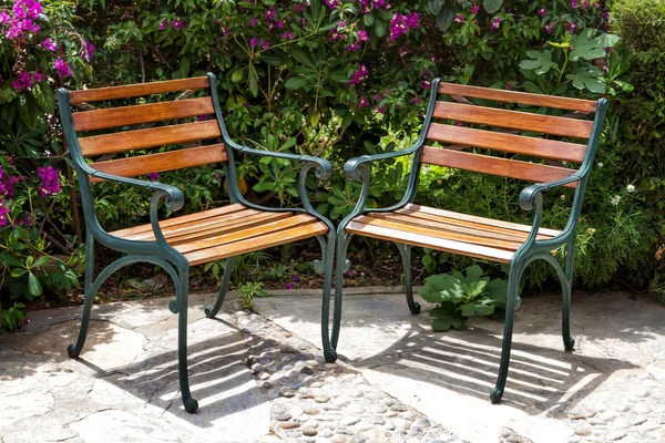 Dwie ławki w parku lato — Zdjęcie stockowe