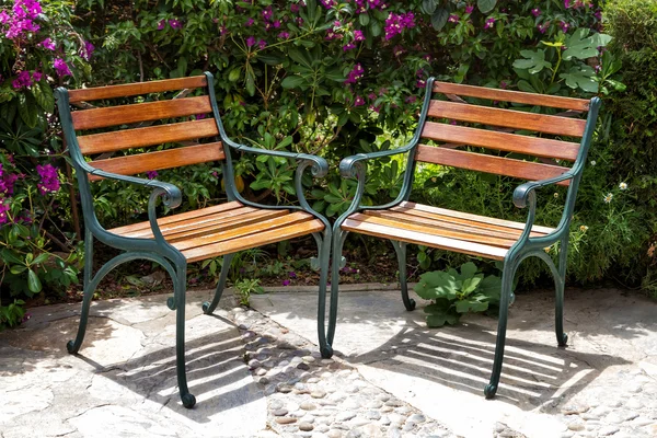 Two benches in a summer park — Stock Photo, Image