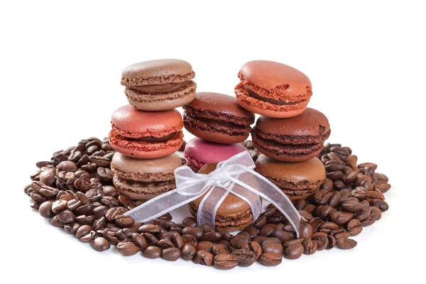 Macarons kahve ile Fransız. Beyaz arka plan üzerinde izole — Stok fotoğraf