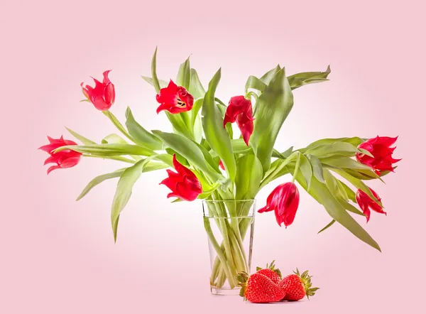 Bouquet of tulips with fresh strawberries. — Stock Photo, Image