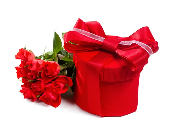 Rotes Geschenk mit roter Schleife und Rosen. isolieren auf weißem Hintergrund — Stockfoto