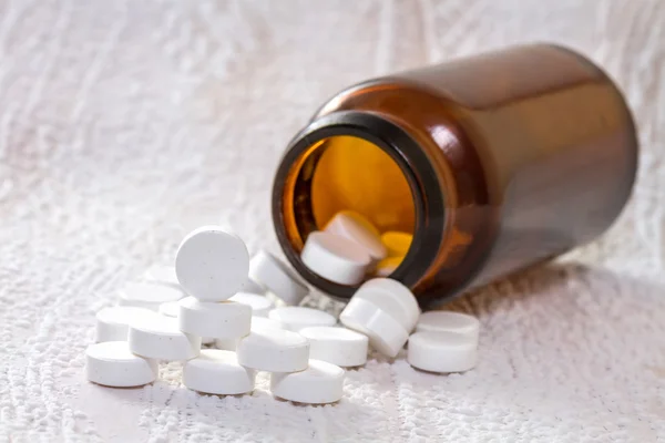 Pillole in bottiglia medica sul tavolo . — Foto Stock