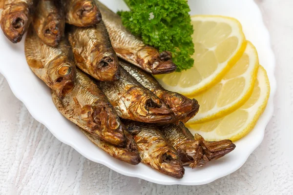 Rökta sardiner med citron och örter. — Stockfoto