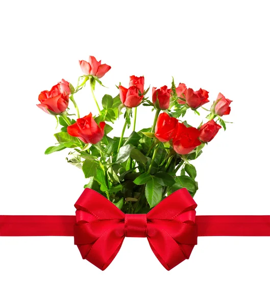 Un mazzo di rose con un fiocco rosso. Isolato su sfondo bianco — Foto Stock