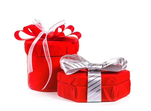 Cadeau en boîte rouge avec un arc. Isoler sur fond blanc . — Photo