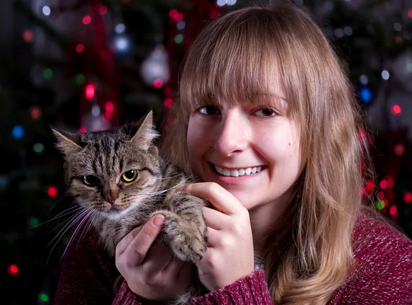 Portrait d'une fille avec un chat — Photo