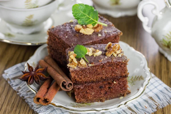 Fetta di torta al cioccolato con noci — Foto Stock