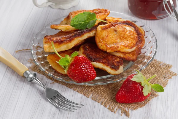 Fritters with strawberry jam and fresh strawberries — Stock Photo, Image