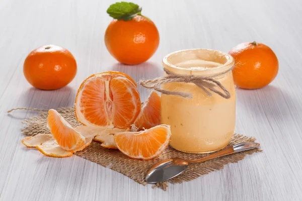 Yogur de mandarina con mandarinas frescas —  Fotos de Stock