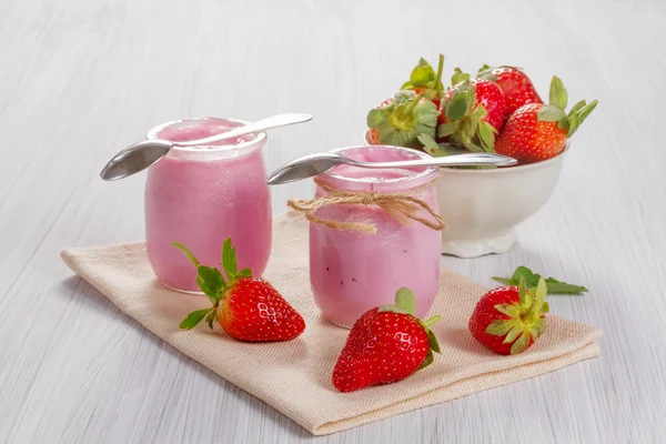 Yogur de fresa con fresas frescas — Foto de Stock