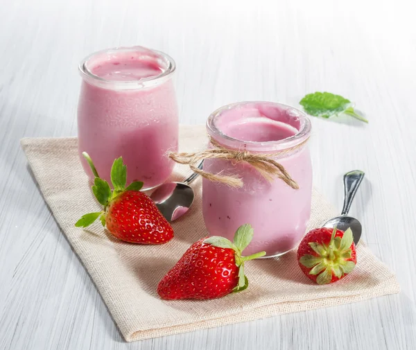 Yogur de fresa con fresas frescas — Foto de Stock