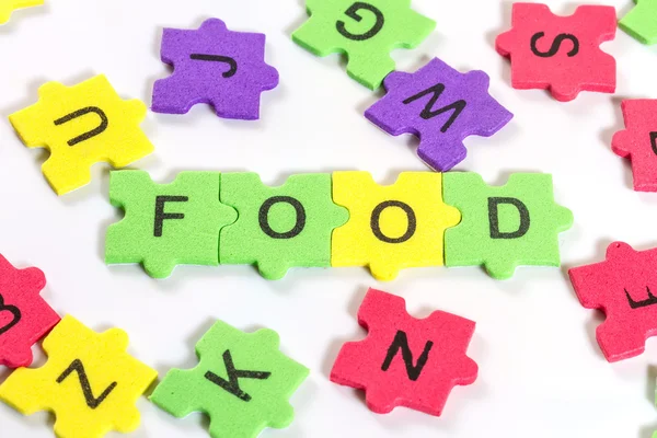 흰색 바탕에 화려한 거품 퍼즐으로 단어 음식 형성 — 스톡 사진