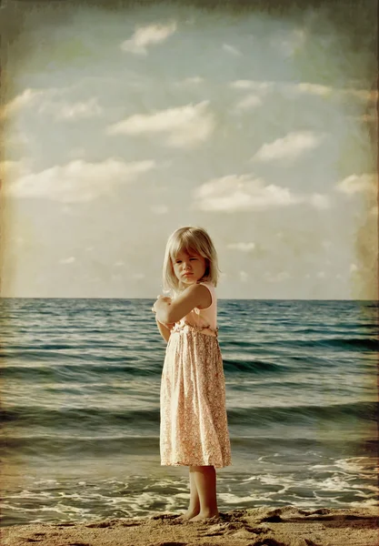 Ragazzina sulla spiaggia. vecchia foto stilizzata — Foto Stock