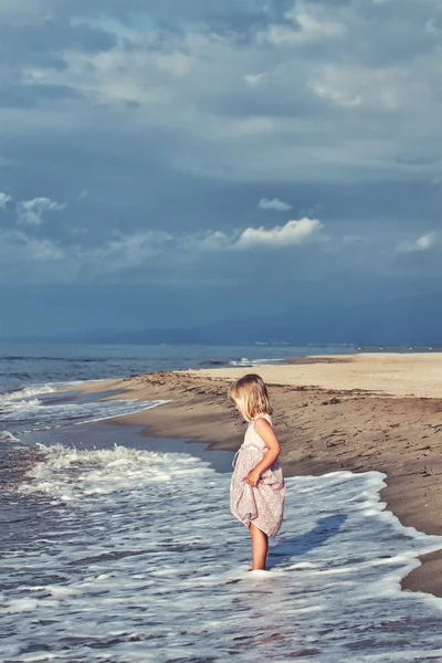 Klein meisje op het strand. — Stockfoto