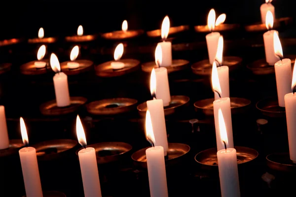 Kaarsen branden in de kerk. — Stockfoto