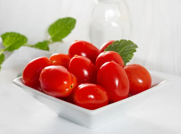 Mini-Tomaten auf einem Teller — Stockfoto