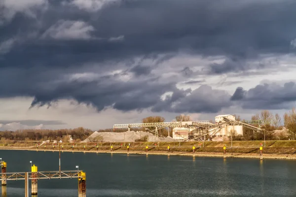 Sandabbau am Rhein. — Stockfoto