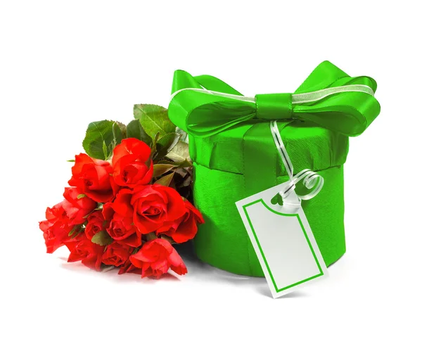 Gift with a bouquet of roses. Isolated on white background — Stock Photo, Image