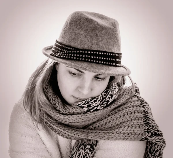 Ritratto monocromatico di una donna con un cappello — Foto Stock