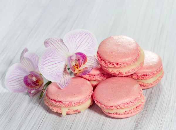 Macarons franceses rosa em um fundo de madeira . — Fotografia de Stock