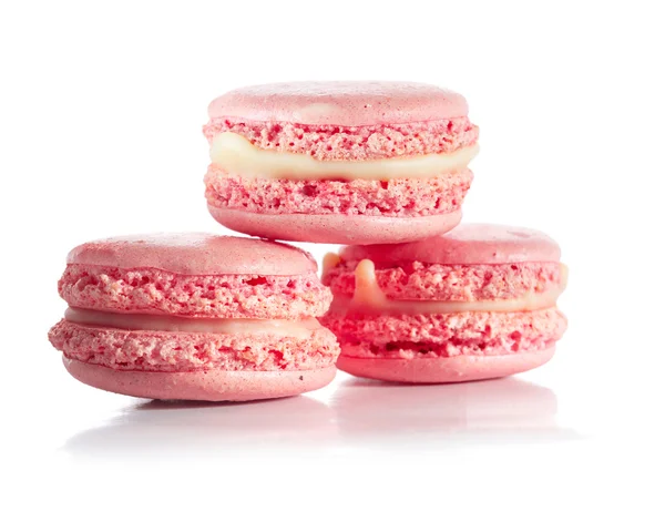 Macarons franceses rosa isolado no fundo branco — Fotografia de Stock