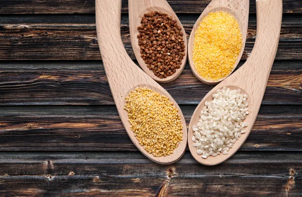 木製の背景に健康的な食事のための穀物を設定します。 — ストック写真