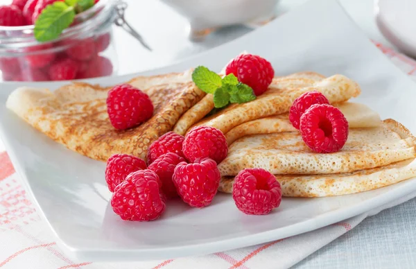 Panqueques caseros con frambuesas y menta — Foto de Stock