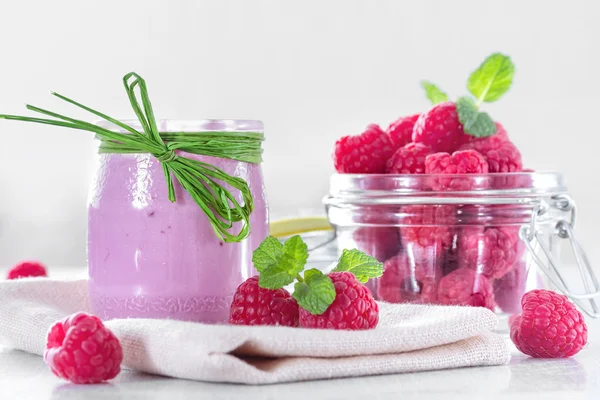 Himbeerjoghurt mit reifen Himbeeren — Stockfoto