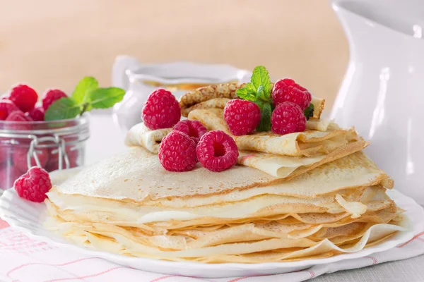 Panqueques caseros con frambuesas y menta — Foto de Stock