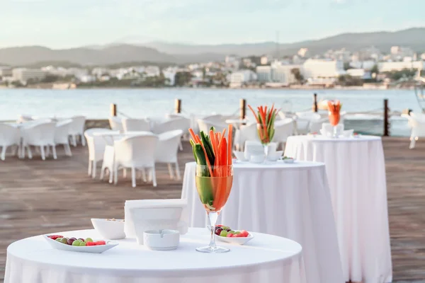Apparecchiare la tavola al ristorante sulla spiaggia — Foto Stock