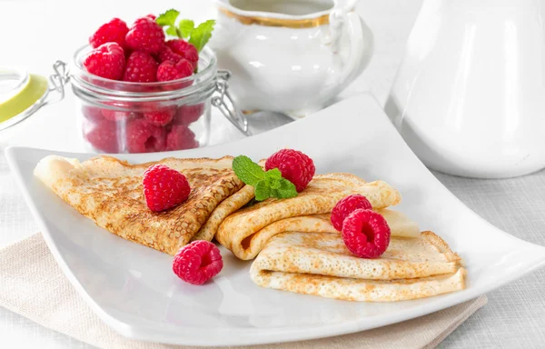 Homemade pancakes with raspberries and mint — Stock Photo, Image