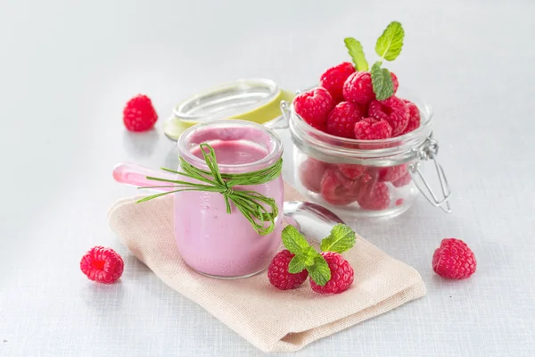 Raspberry yogurt with ripe raspberries — Stock Photo, Image